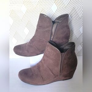 Hokus Pokus Taupe Booties Size 7.5